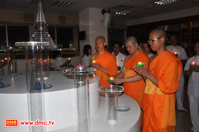 ถวายเทียนแด่ธรรมกายเจดีย์จำลอง